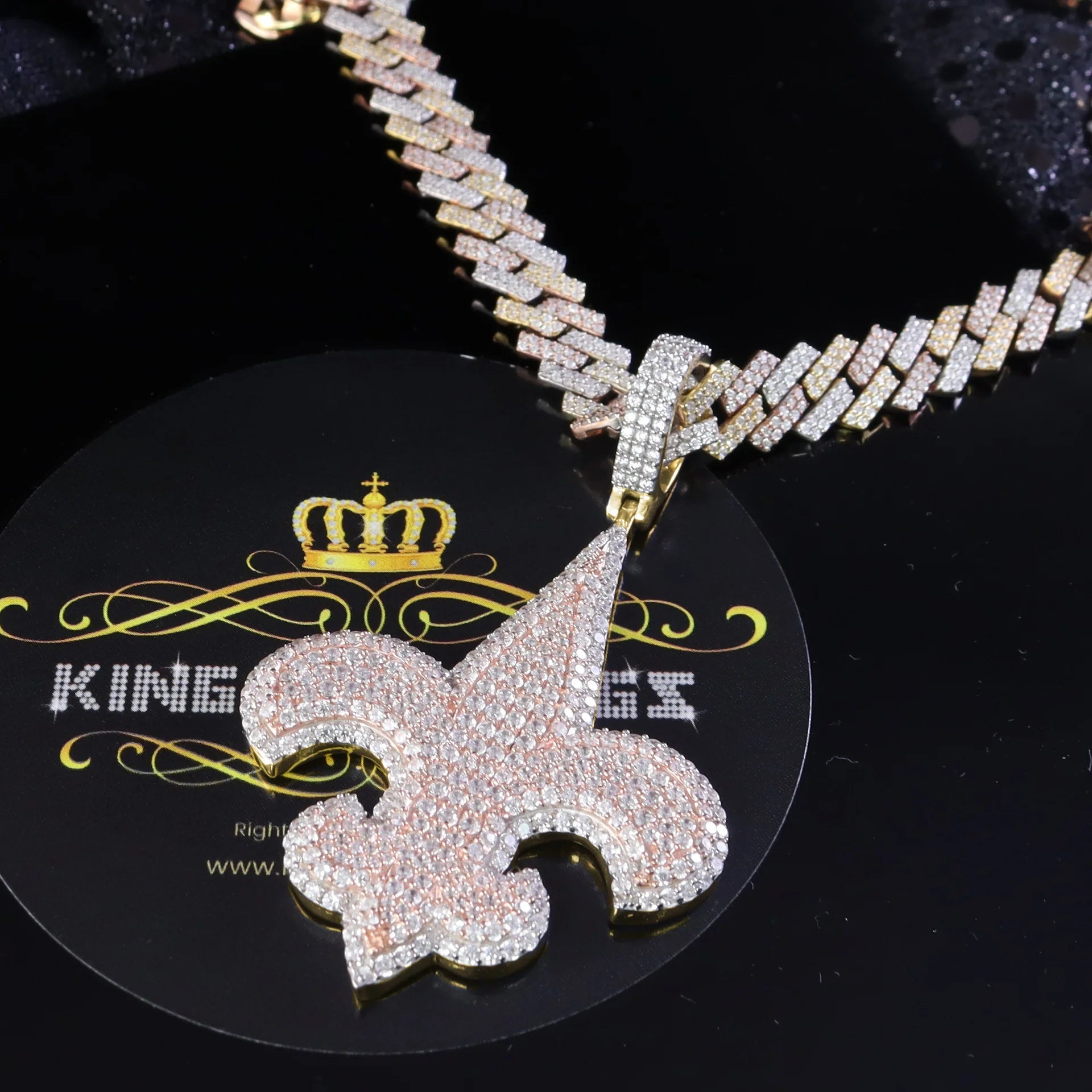 Gold vs Silver Pendants: Which One is Right for You?
